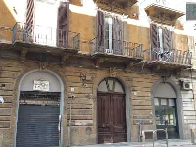 Molti altri trovano sistemazione nei venti vani di Palazzo De Risi, enorme stabile situato in via Garruba 63, nel quartiere Libert�